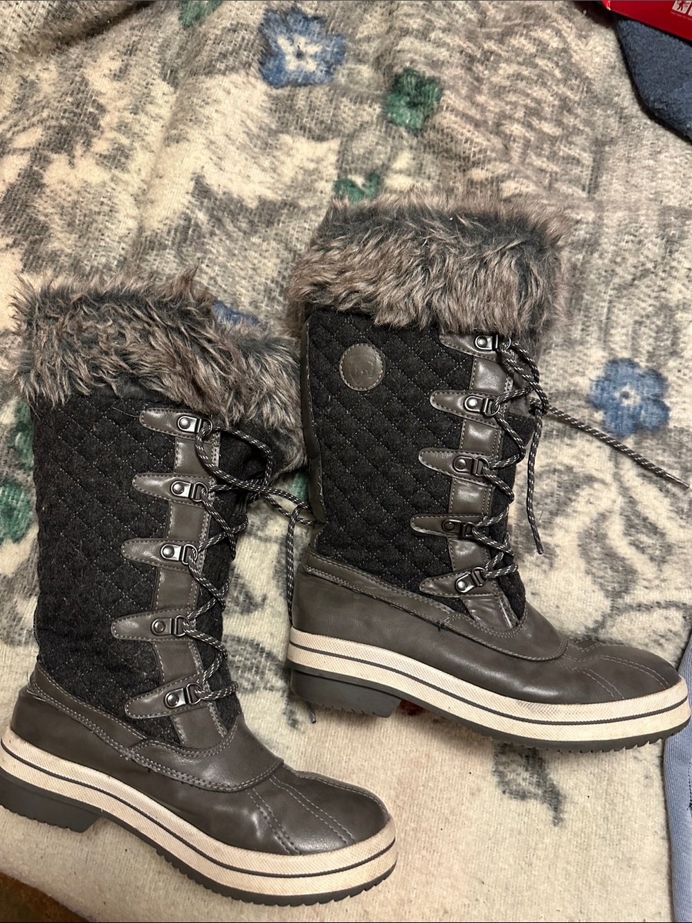 Well worn women’s boots 9